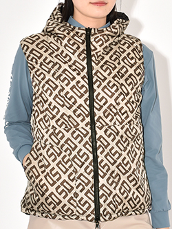 サンディ　25年秋冬新作　リバーシブル中綿ベスト　254-133-12